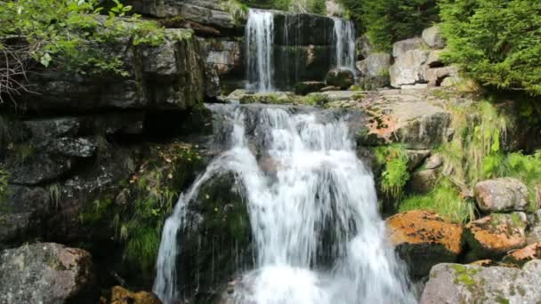 Cascade sur le ruisseau Jedlova dans les montagnes Jizera 
