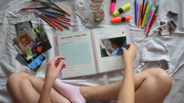 Het creëren van fotoboek voor kind met het syndroom van Down — Stockvideo