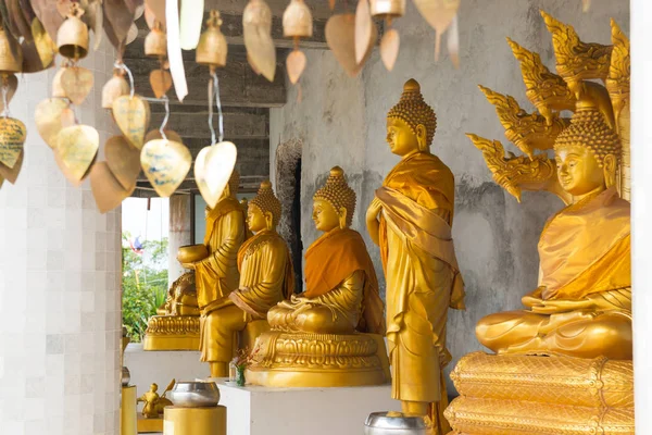 Estatuas de Buda de Oro en el templo de Buda Blanco Grande en Phuket —  Fotos de Stock