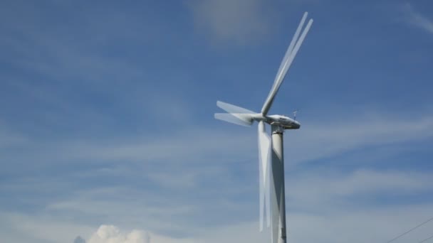 Molino de viento para producción de energía eléctrica — Vídeo de stock