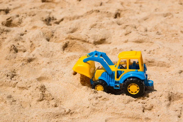Dětská hračka bagr v písku — Stock fotografie
