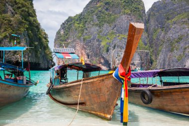 Tropikal plaj, geleneksel uzun kuyruk tekneler, ünlü Maya Bay