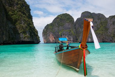 Tropikal plaj, geleneksel uzun kuyruk tekneler, ünlü Maya Bay