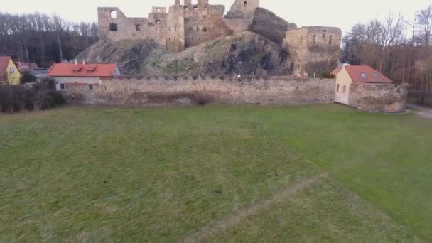 Средневековый замок Окор в Чехии — стоковое видео