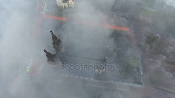 Вид сверху на Католический собор Святого Петра и Павла в тумане в Феодосии — стоковое видео