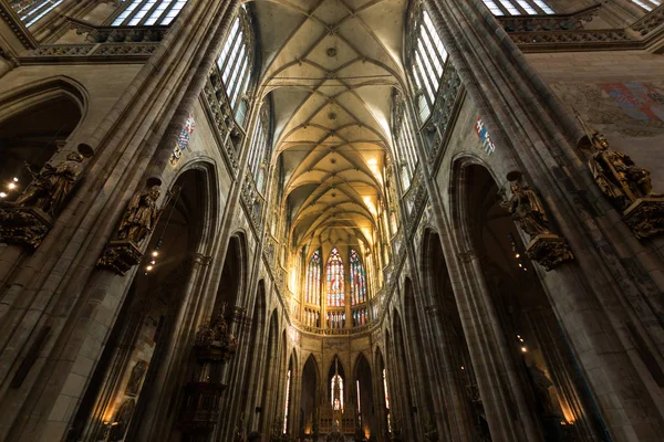 Prag, Çek Cumhuriyeti - 01.01.2017: Hradcany, St. Vitus Katedrali Prag Kalesi en ünlü kilisede olduğunu