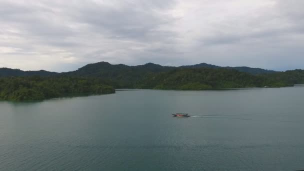 Barco na barragem de Ratchaprapha ou no parque nacional de sok Khao — Vídeo de Stock
