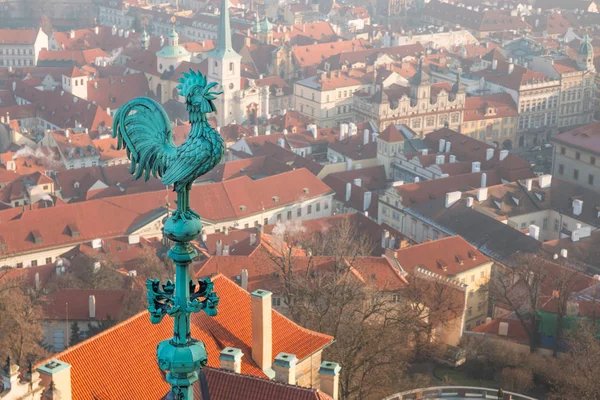 Coq météo en bronze sur le toit de la cathédrale Saint-Vitus au château de Prague — Photo
