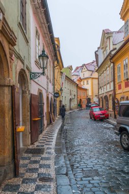 Prague, Çek Cumhuriyeti - 03.01.2017: eski sokakları Prag Carles Köprüsü yanında