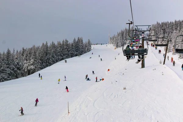 SPINDLERUV MLYN, CZECH REPUBLIC - 7.01.2017: Czech ski resort Spindleruv Mlyn, Medvedin in mountain Krkonose — Stockfoto