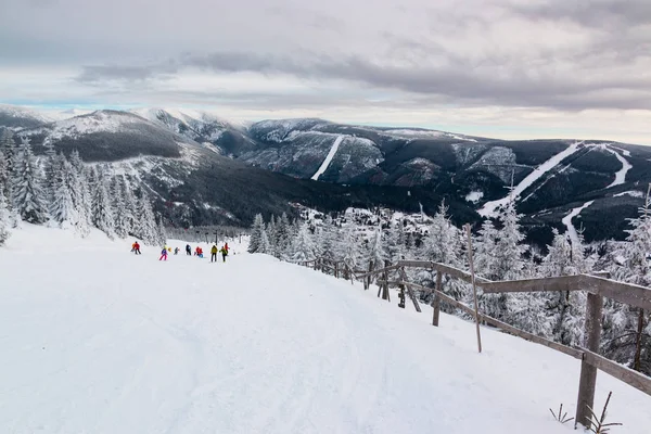 Mensen op de berg in de Tsjechische ski resort Spindleruv Mlyn — Stockfoto