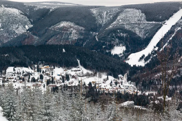 Blick auf das tschechische Skigebiet Spindlermühle von medvedin — Stockfoto