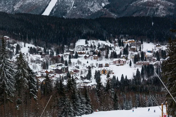 Vista sobre Czech ski resort Spindleruv Mlyn de Medvedin — Fotografia de Stock