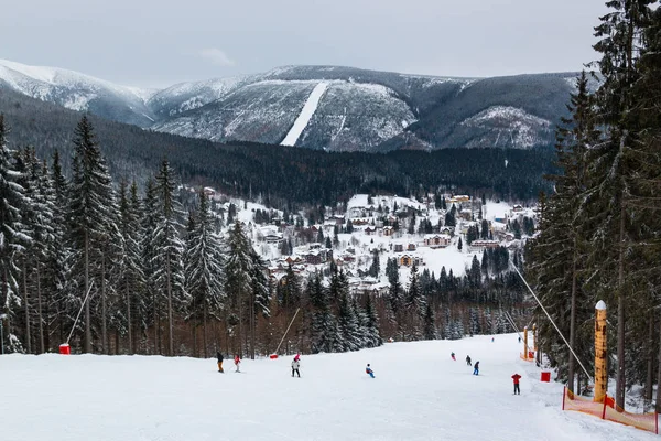 Pessoas na montanha na estância de esqui checa Spindleruv Mlyn — Fotografia de Stock