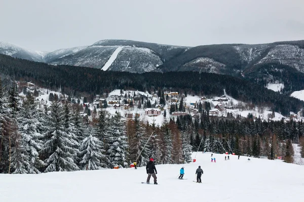 Pessoas na montanha na estância de esqui checa Spindleruv Mlyn — Fotografia de Stock