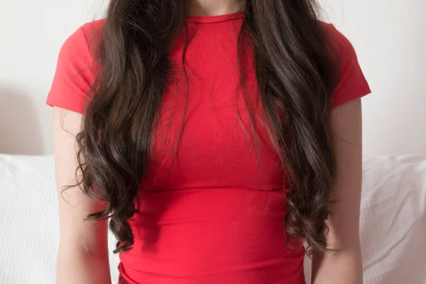 Parte de la mujer joven en camisa roja — Foto de Stock