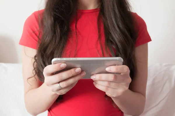 Meisje in de rode shirt texting op smart phone — Stockfoto