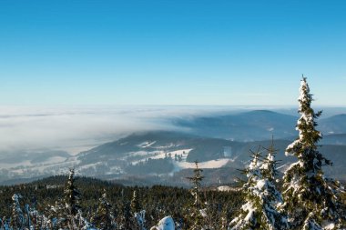 Bulutlar Jested dağ üzerinde göster