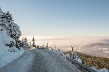 Bulutlar Jested dağ üzerinde göster