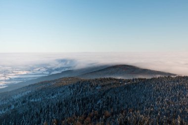 Bulutlar Jested dağ üzerinde göster