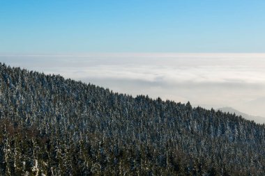 Bulutlar Jested dağ üzerinde göster