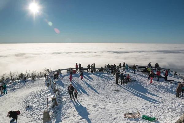 Jested, Tsjechië - 21.01.2017: mensen op terras in Bergen Jested over wolken — Stockfoto