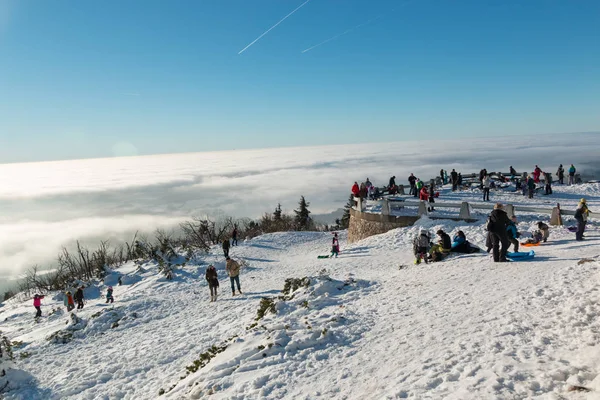 Jested, Tsjechië - 21.01.2017: mensen op terras in Bergen Jested over wolken — Stockfoto