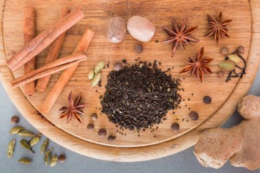 Zencefil, tarçın, kakule, yıldız anason ve diğer baharatlar masala çay için