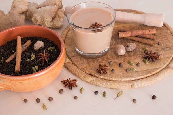 Indischer Masala-Tee mit Ingwer, Zimt, Kardamom, Sternanis und anderen Gewürzen — Stockfoto