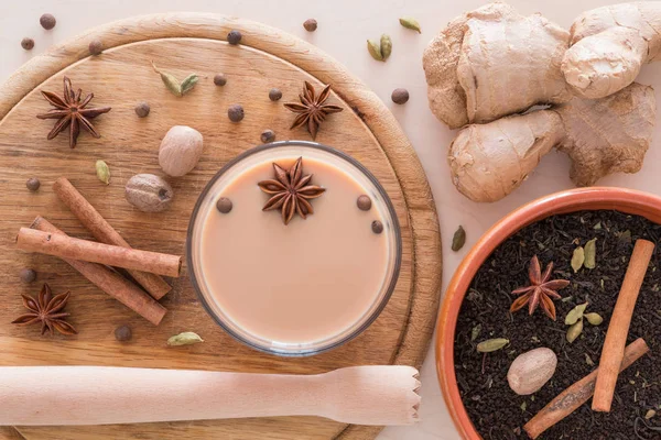 Indischer Masala-Tee mit Ingwer, Zimt, Kardamom, Sternanis und anderen Gewürzen — Stockfoto