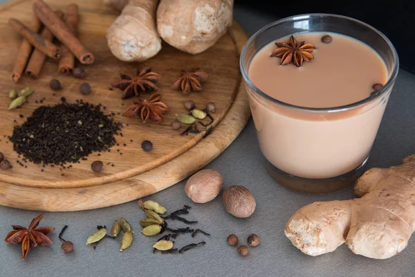Индийский чай масала с имбирем, корицей, кардамоном, звездным анисом и другими специями — стоковое фото
