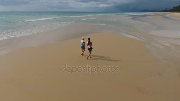 Dos mujeres caminando en la playa tropical de Phuket — Vídeos de Stock