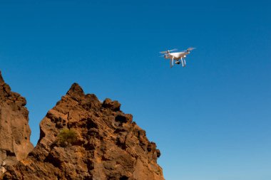Tenerife, İspanya - 13.02.2017: Drone ile DJI indeks işlem Phantom 4 uçuş Tenerife