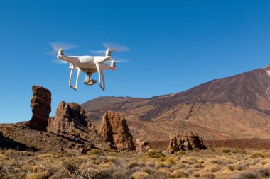Tenerife, İspanya - 13.02.2017: Drone ile DJI indeks işlem Phantom 4 uçuş Tenerife