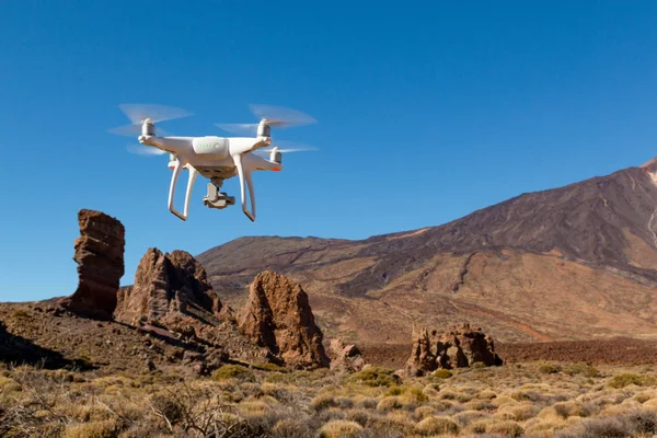 Tenerife, İspanya - 13.02.2017: Drone ile DJI indeks işlem Phantom 4 uçuş Tenerife