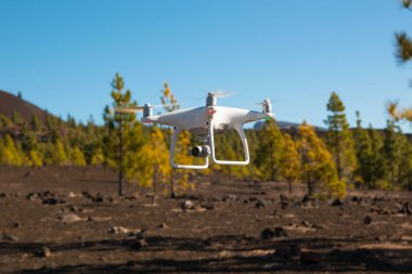 Tenerife, İspanya - 13.02.2017: Drone ile DJI indeks işlem Phantom 4 uçuş Tenerife