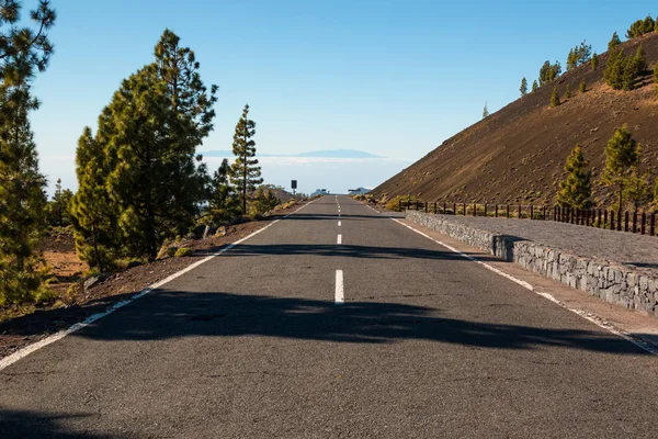 Estrada sobre nuvens nas montanhas Teide em Tenerife, Ilhas Canárias — Fotografia de Stock