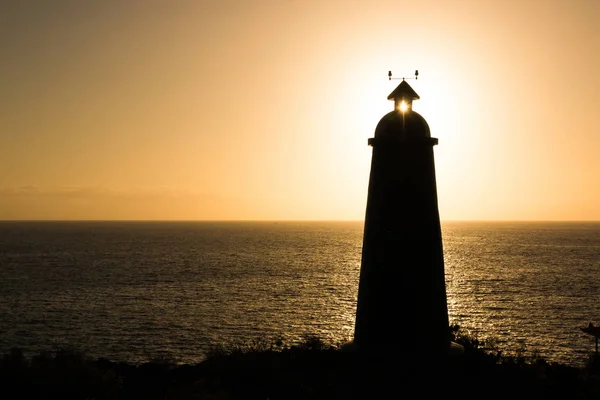 Leuchtturm in Silhouette bei Sonnenuntergang auf Teneriffa — Stockfoto