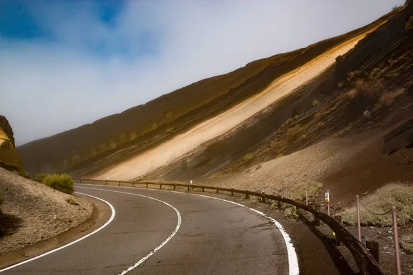 Lagen van het sediment in de buurt van de weg in Teide Nationaal Park, Tenerife — Stockfoto