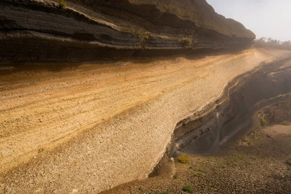 Lagen van het sediment in de buurt van de weg in Teide Nationaal Park, Tenerife — Stockfoto