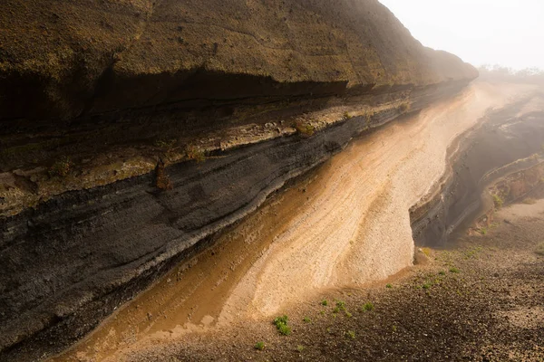 Lagen van het sediment in de buurt van de weg in Teide Nationaal Park, Tenerife — Stockfoto