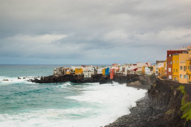 Punta Brava Puerto de la Cruz, Tenerife plaj renkli evlerin görünümünü