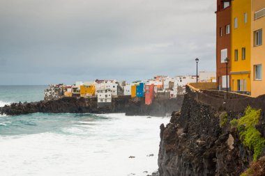 Punta Brava Puerto de la Cruz, Tenerife plaj renkli evlerin görünümünü