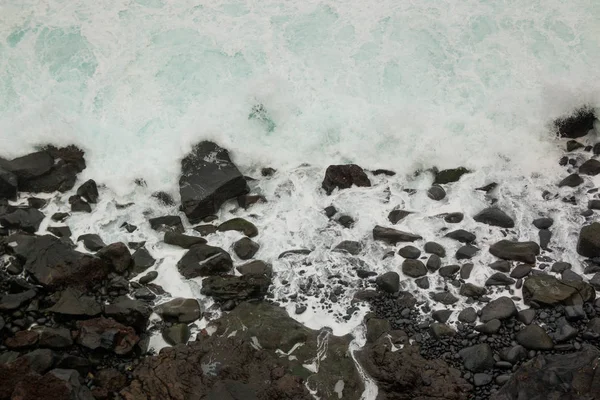 强烈的海浪在特内里费岛火山海岸上 — 图库照片