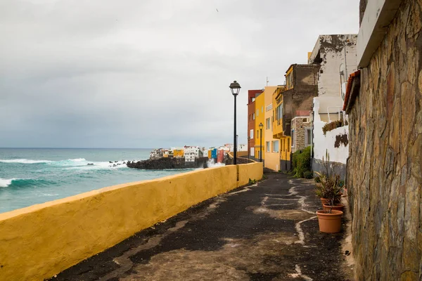 Vue sur les maisons colorées de Punta Brava depuis la plage de Puerto de la Cruz, Tenerife — Photo