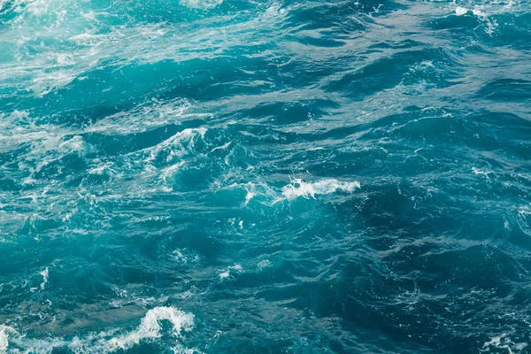 泡で描くように青い海水面 — ストック写真