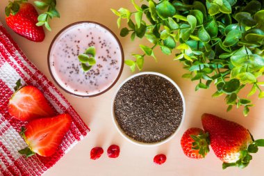Sağlıklı kahvaltı yoğurt, chia ve çilek ile