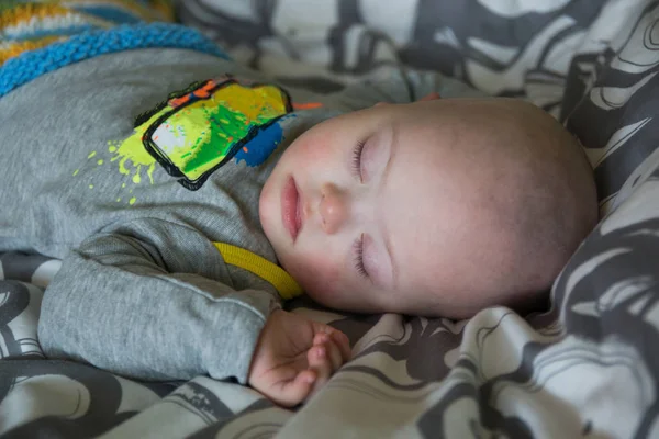 Lindo bebé con síndrome de Down durmiendo en la cama — Foto de Stock