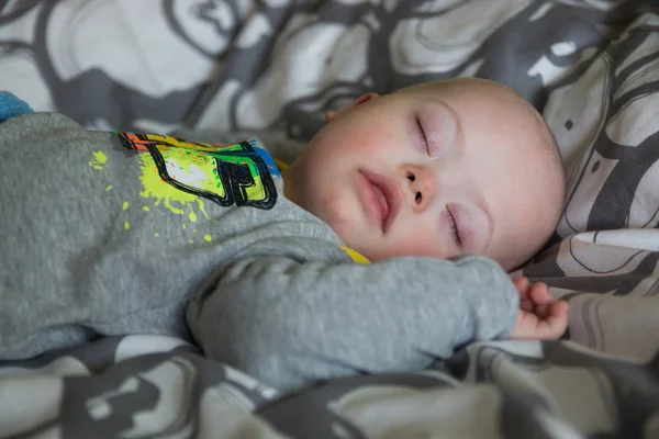 Carino bambino con sindrome di Down dormire sul letto — Foto Stock