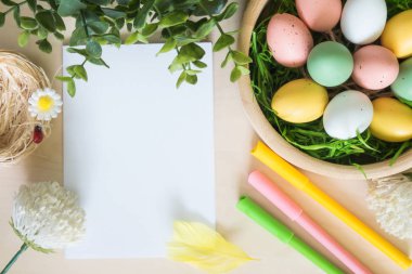 Paskalya yumurtaları ve diğer süslemeler ahşap arka plan üzerinde